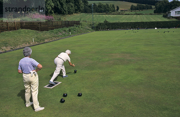 Männer beim Spielen am Bowling Green in Pitlochry Schottland