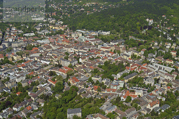 Luftaufnahme vom Zentrum von Baden mit Casino links oben Kurstadt Baden Niederösterreich