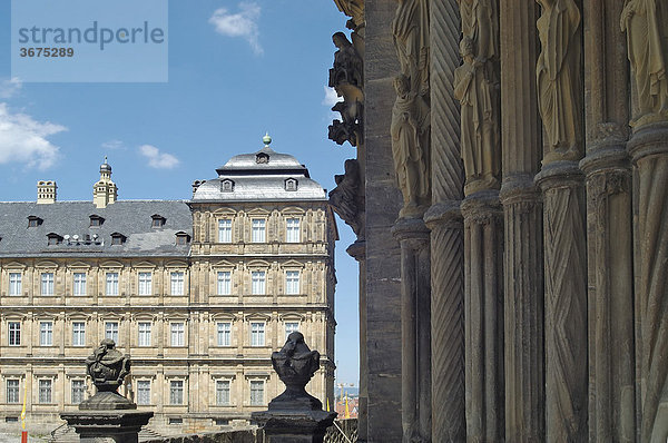 Blick vom Seitenportal des Kaiserdomes auf den barocken Flügel der Neuen Residenz Bamberg Bayern Deutschland