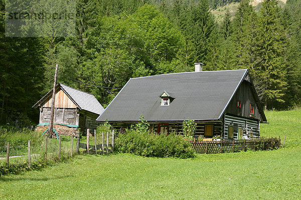 Altes Holzhaus in Hinterwildalpen in der Berggregion Gesäuse Steiermark Österreich Holzhaus