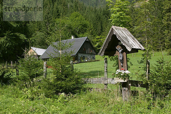 Altes Holzhaus mit Marterl in Hinterwildalpen in der Berggregion Gesäuse Steiermark Österreich Holzhaus