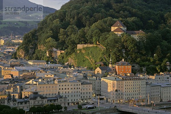 Blick vom Mönchsberg zur Kirche St Johann am Imberg und dem Kapuzinerkloster Stadt Salzburg Österreich