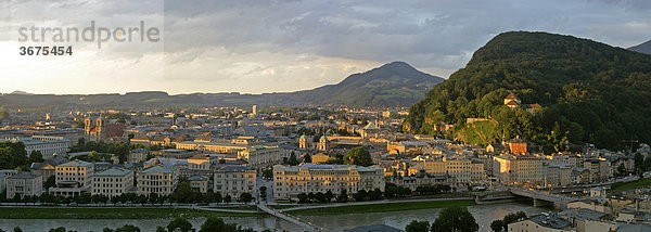 Blick vom Mönchsberg über das Stadtzentrum mit Kollegienkirche Kirche St Peter und der Festung Hohensalzburg Stadt Salzburg Österreich