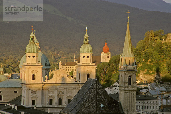 Türme der Kollegienkirche des Doms und des Stiftes Nonnberg Stadt Salzburg Österreich