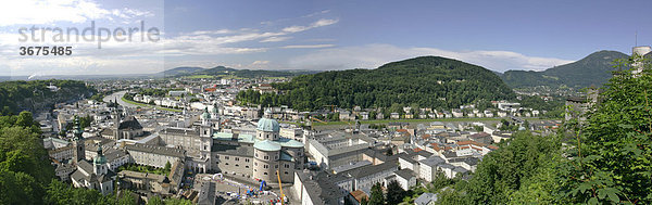 Blick von der Festung Hohensalzburg auf den Dom und das Stadtzentrum Stadt Salzburg Österreich
