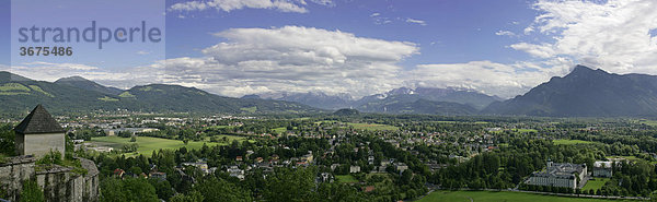 Blick von der Festung Hohensalzburg nach Süden rechts Schloß Freisaal Stadt Salzburg Österreich