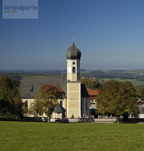 Blick auf die Kirche und den Ort Niklasreith in Bayern Deutschland