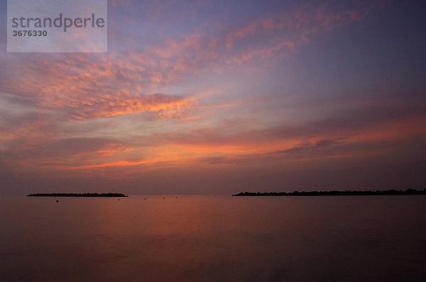 Wolken und Meer vom Sonnenaufgang rot gefärbt