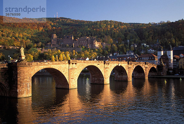 Heidelberg  DEU: Heidelberger Schlossansicht mit Neckar  Karl-Theodor Bruecke (Alte Bruecke) und rechts dem Brueckentor  Herbststimmung