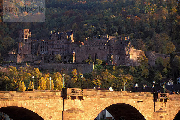 Heidelberg  DEU: Heidelberger Schloss   eines der beruehmtesten Baudenkmaeler Deutschlands  wesentliche Teile aus der Renaissance  allerdings auch Reste aus anderen Stilepochen  vorne: Karl-Theodor Bruecke oder Alte Bruecke