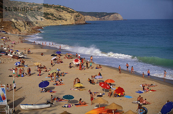 Portugal  Algarve: Praia de Salema  Touristen am Strand von Salema  westliche Algarveküste mit Steilfelsen