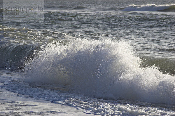 Eine Welle bricht sich am Nordseestrand in Dänemark