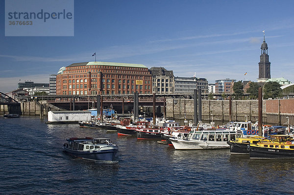 Binnenhafen und Slomannhaus an den Hamburger Landungsbrücken