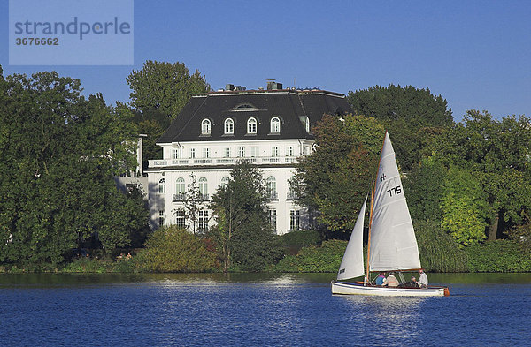 Segelboot vor einer Villa an der Außenalster in Hamburg