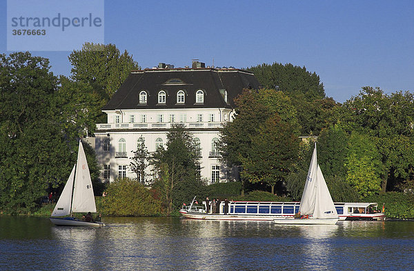 Segelboot vor einer Villa an der Außenalster in Hamburg