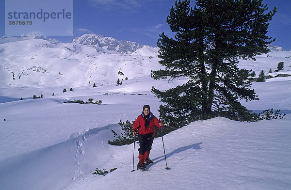 Schneeschuhgeherin im Dachstein-Gebiet in Österreich