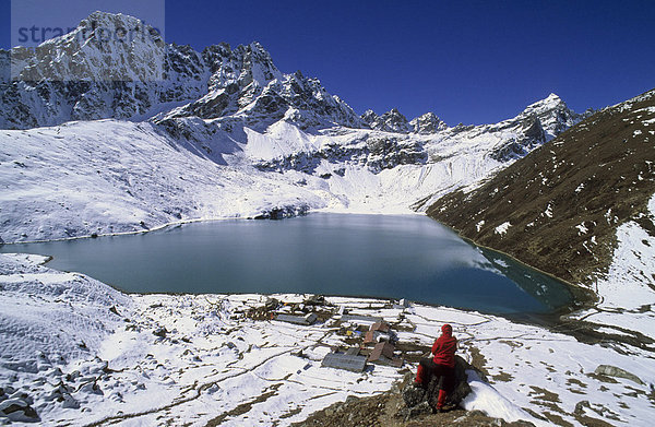 Bergsteigerin über dem Gokyo-See Nepal