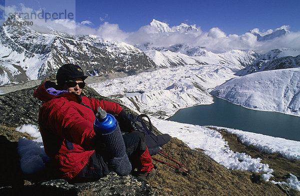 Bergsteigerin bei einer Rast im Aufstieg zum Gokyo Ri Nepal