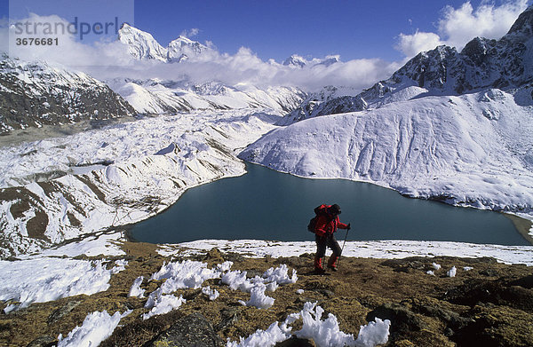 Bergsteigerin beim Aufstieg zum Gokyo Ri Nepal