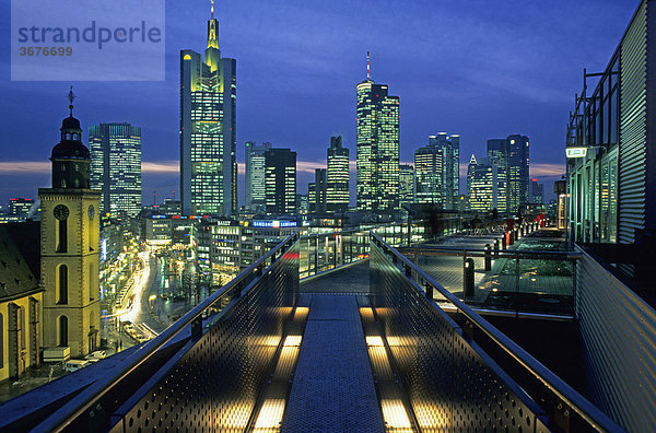 Die Skyline von Frankfurt zur blauen Stunde Deutschland