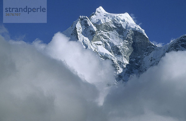 Der Gipfel des Kangtaiga über einem Wolkenmeer Nepal