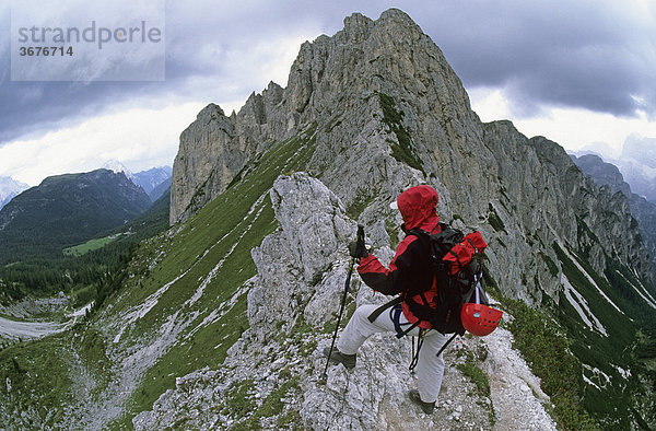 Klettersteiggeherin auf dem Bonacossa-Weg Dolomiten Italien