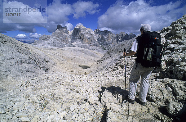 Bergsteigerin auf dem Altipiano in der Pala-Gruppe Dolomiten Italien