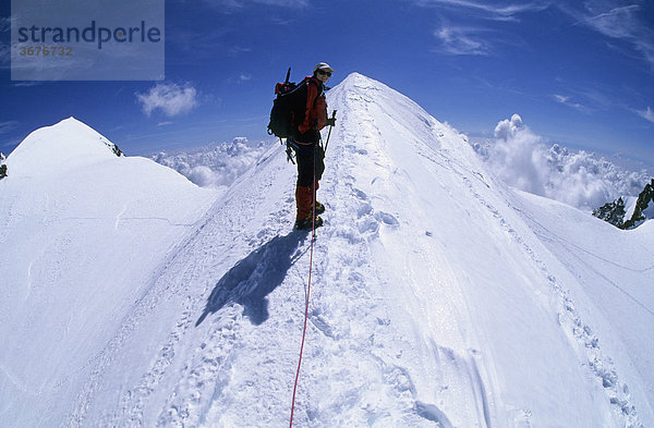 Bergsteigerin auf dem Gipfelgrat der Ludwigshöhe Wallis Schweiz
