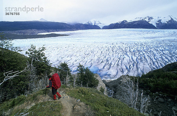 Wandern über dem Grey-Gletscher im Nationalpark Torres del Paine Chile