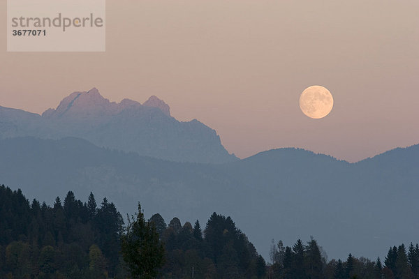 Loferer Steinberge Mondaufgang abends Tirol Salzburg Österreich