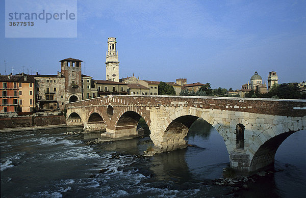 Italien Venetien Verona Etsch Ponte Pietra Dom