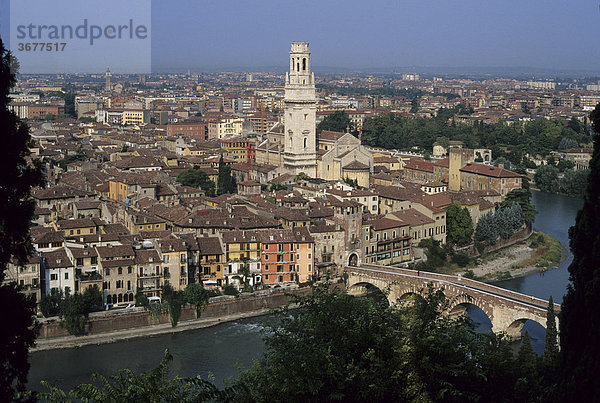 Italien Venetien Verona Blick vom Castel San Pietro über Ponte Pietra und Dom