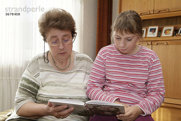 Mädchen liest mit oma
