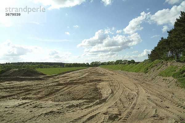 Zerstörte landschaft  schneise für straße