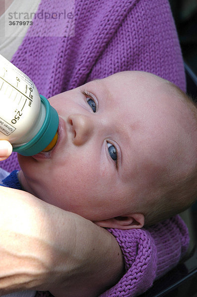 Baby bekommt milchfläschchen