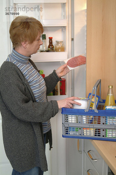 Frau an gefrierschrank kühlschrank