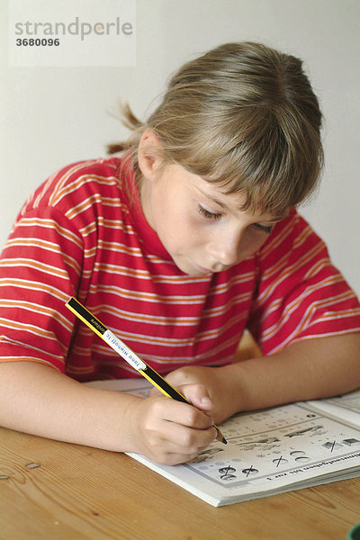 Kind macht hausaufgaben/ child does her homework
