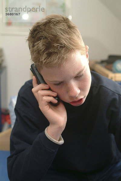 Jugendlicher telefoniert mit beratungsstelle