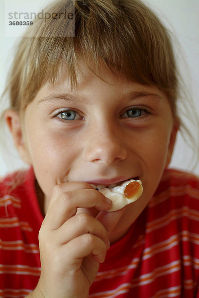 Kind ißt süßigkeiten