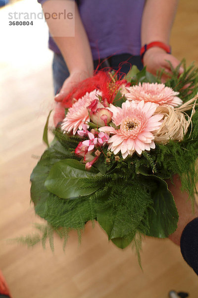 Paar mit blumenstrauß