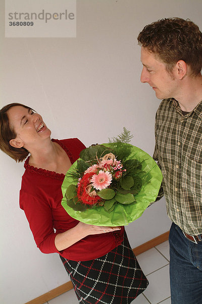 Paar mit blumenstrauß