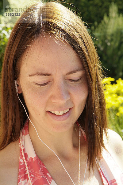 Frau hört musik mit apple ipod