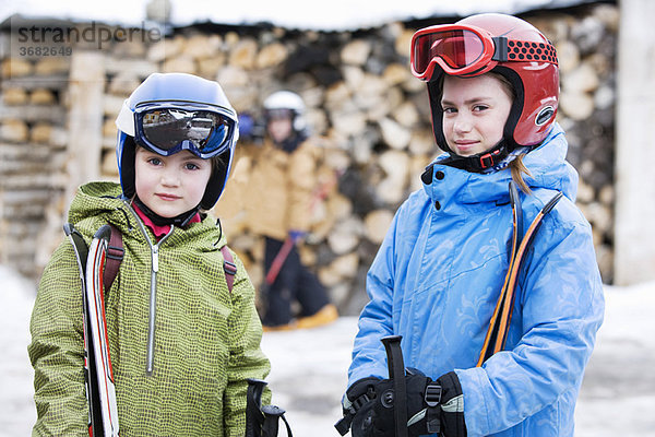 Kinder mit Skiern per Blockbohle