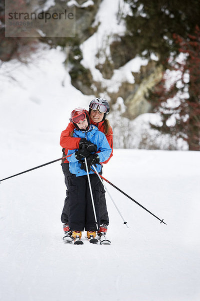 Mutter und Tochter beim gemeinsamen Skifahren