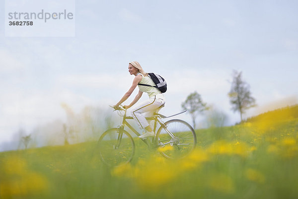 Frau auf dem Fahrrad