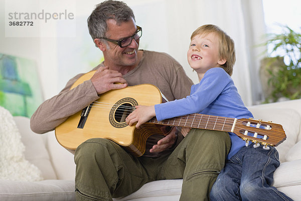 Vater und Sohn mit Gitarre
