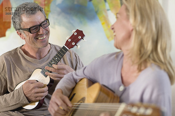 Paar spielt Gitarre und Ukulelele