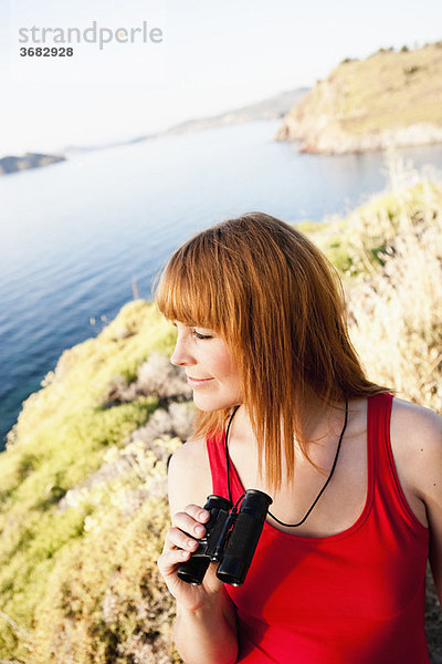 Junge Frau mit Fernglas