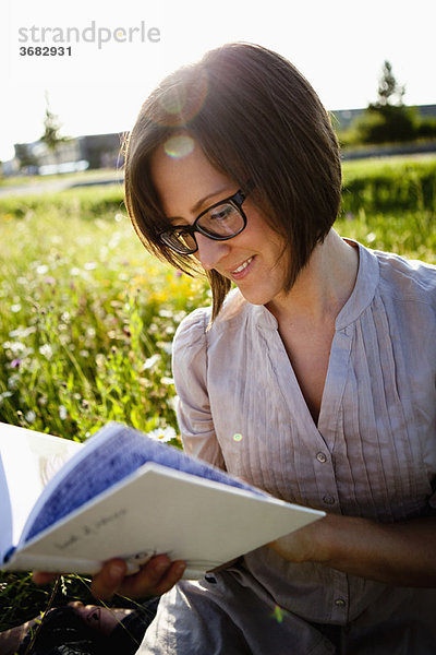 Frau liest Buch