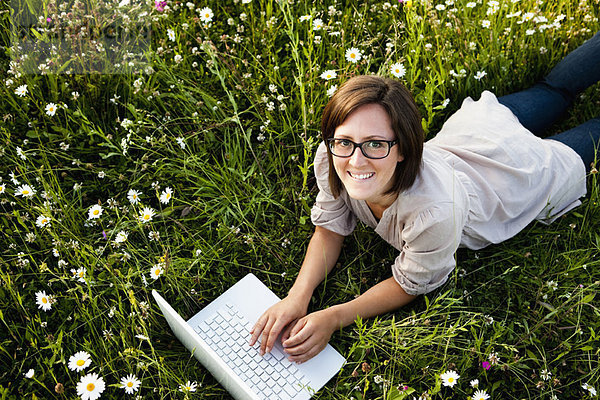 Frau beim Tippen auf dem Laptop